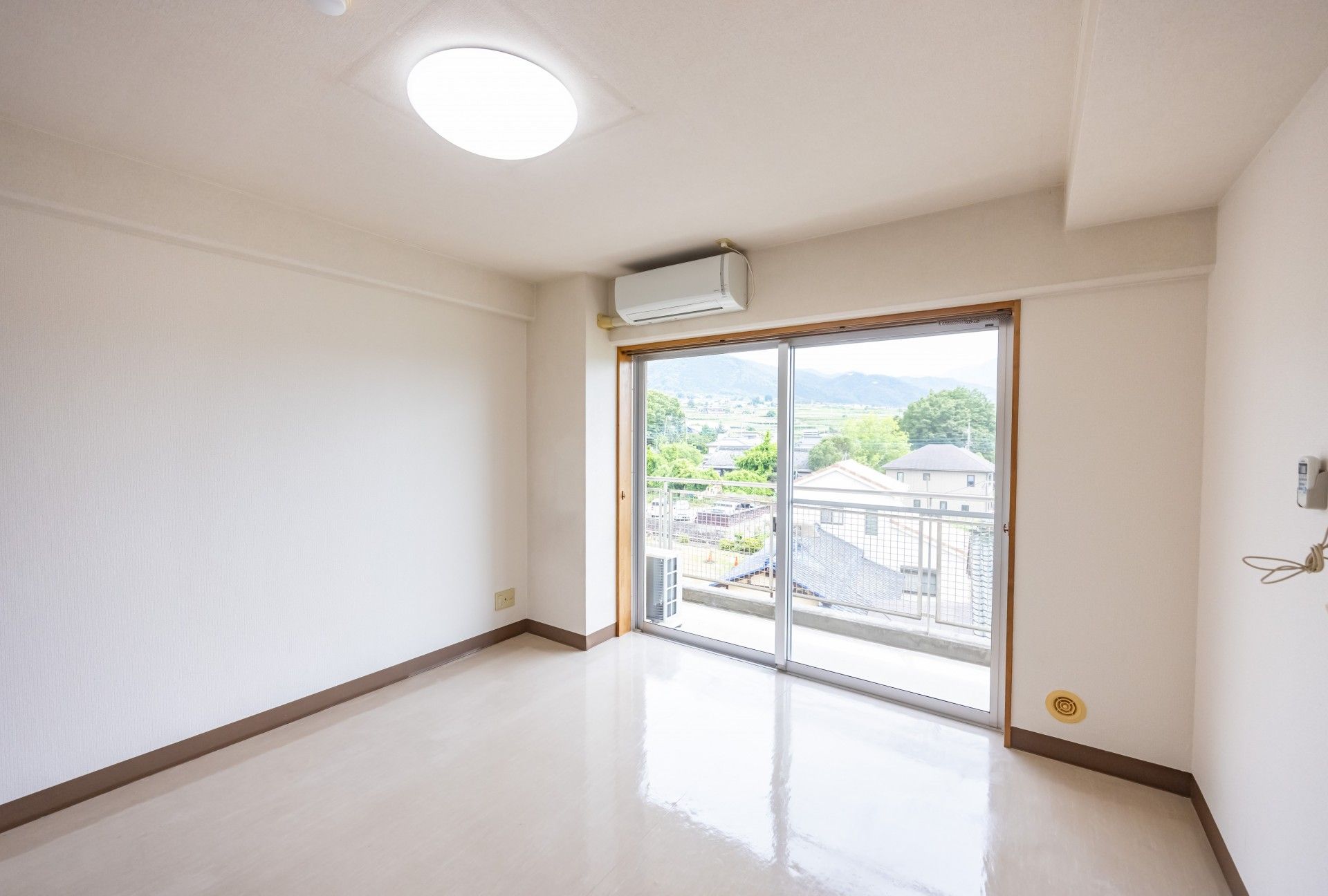 明るく広々とした居室