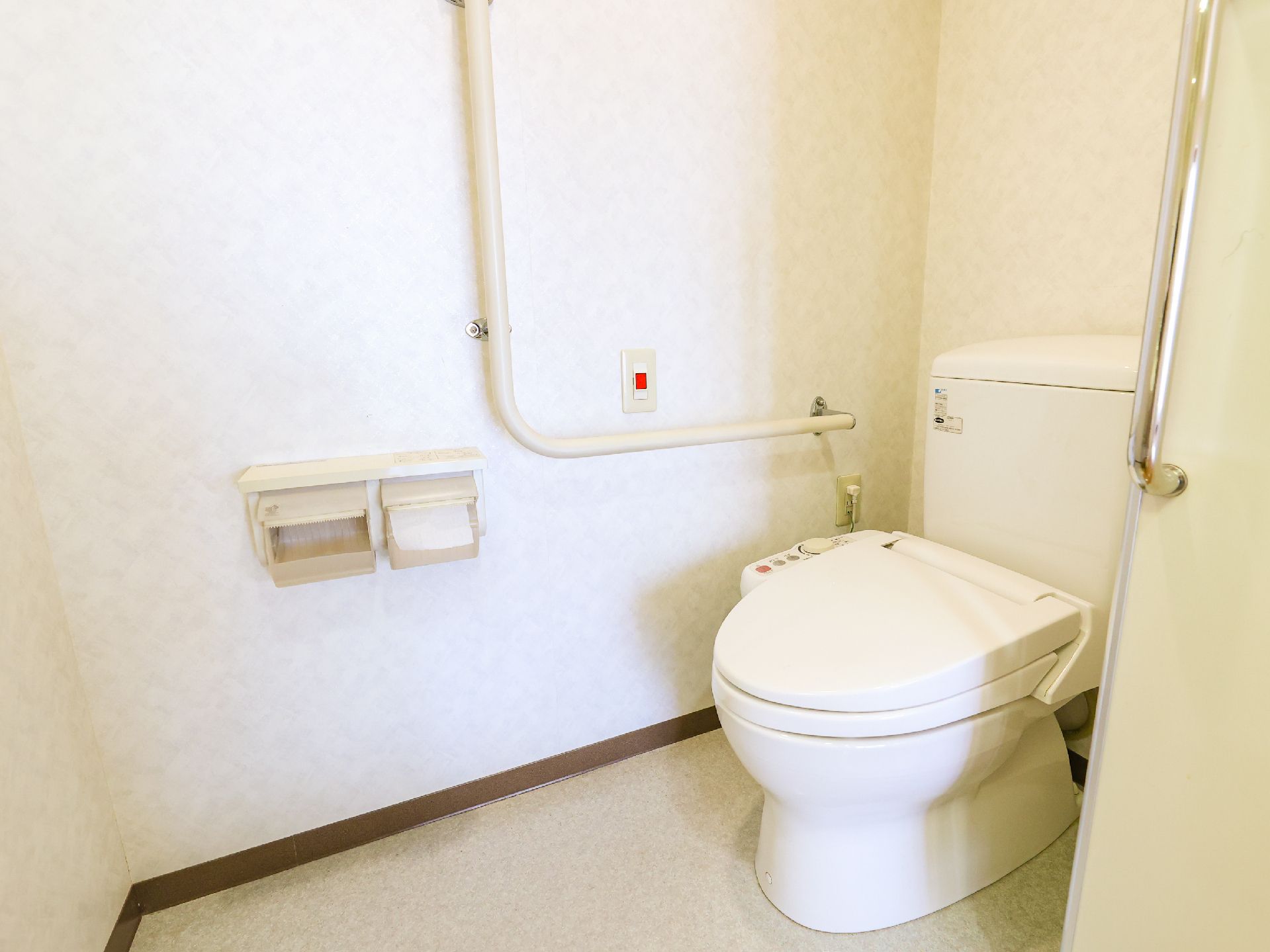 手すりや緊急通報装置を設置したトイレ