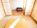 障子戸のある和室。畳の部屋に木製のテーブルが置かれている。