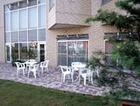 ガーデン用テーブル・いすが置いてあるリラックススペースの様子