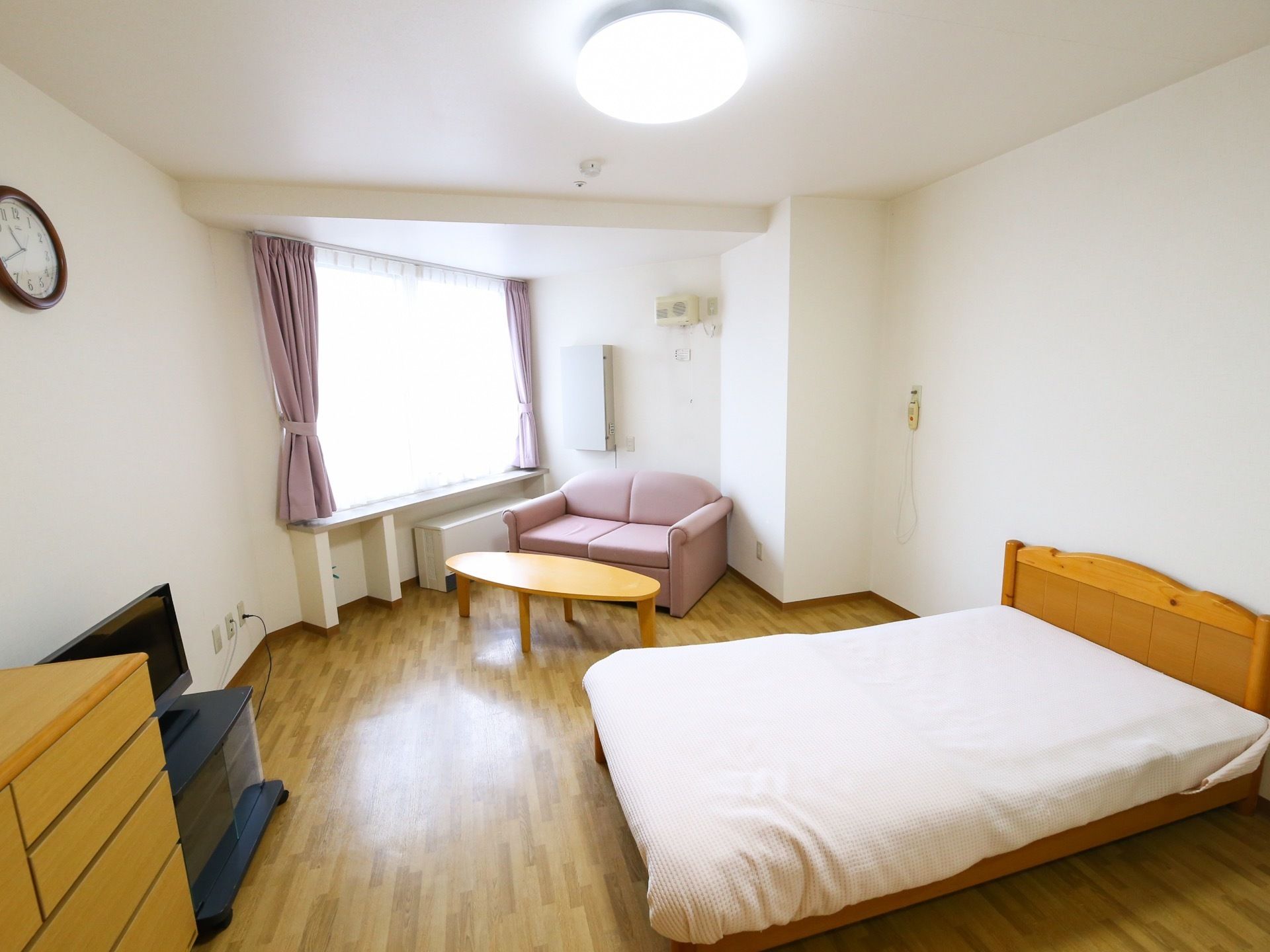 居室には大きな窓がある。窓の付近は三角状の構造になっていて、そこにソファやローテーブルが置かれている。
