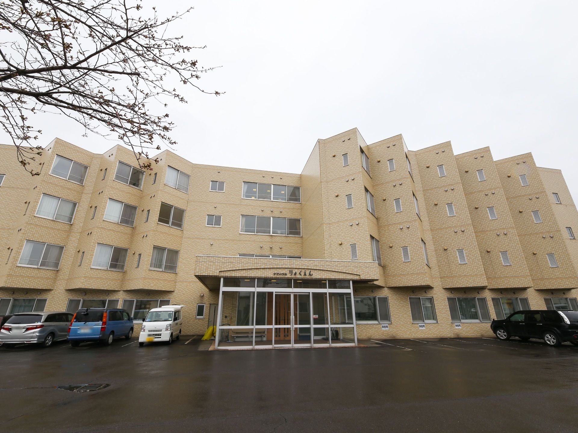 薄い茶色で統一された外壁の４階建ての施設である。２階から上は、三角状に出っ張りがある特徴的な造りをしている。