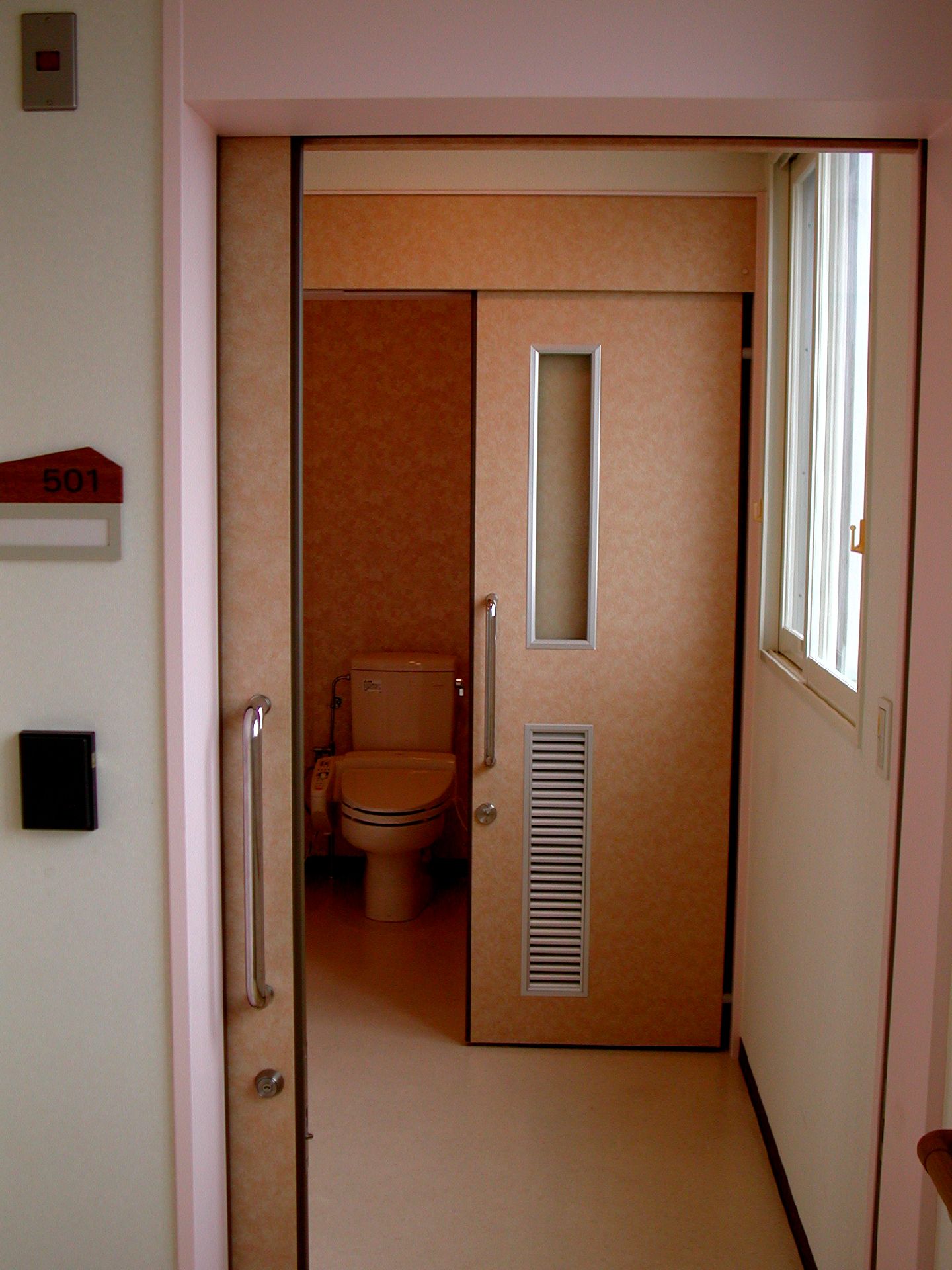 トイレがついた夫婦用の個室の様子。引き戸で仕切られている施設内の個室の様子