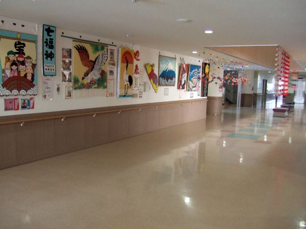 色鮮やかな廊下の壁面