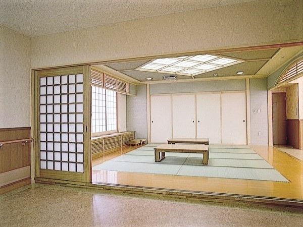 畳敷きの和室にはちゃぶ台が二つ設置され、障子を通してやわらかい陽の光が降り注いでいる。