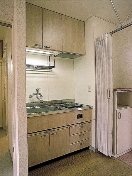 オール電化のキッチンには収納も多く、流し台も付いている。