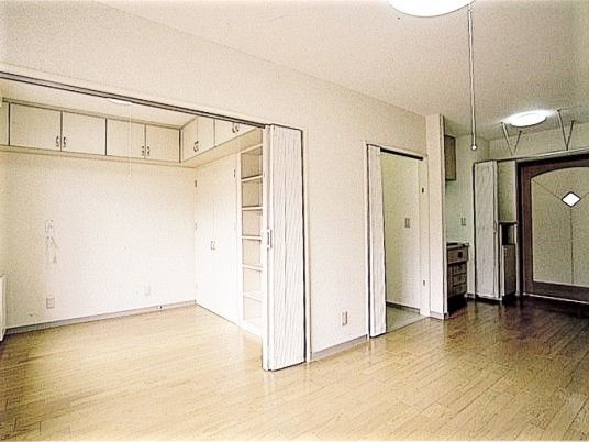トイレやキッチンが付いた居室。トイレはアコーディオンカーテンで仕切られていて、居室内の収納も多い。