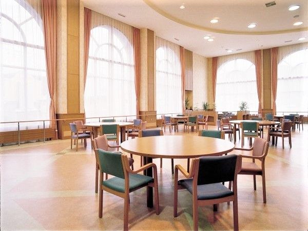 円形のテーブルが並んだ食堂は天井が高く、大きな窓が設置されている。