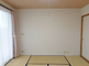 明るく広々とした居室の内観
