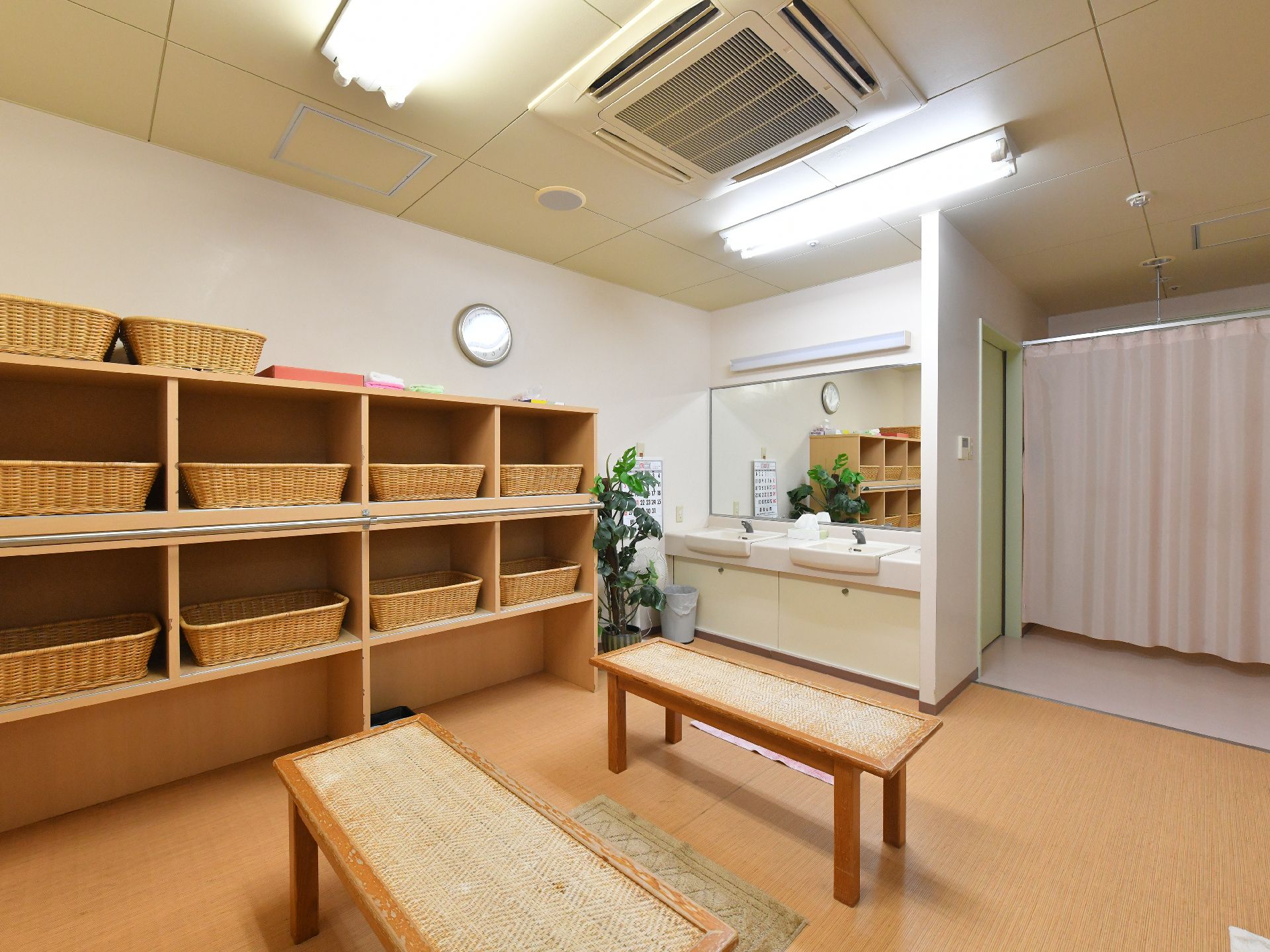 洗面台や椅子が設置された脱衣所