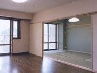 畳の部屋がある広めの部屋。二人で利用できる部屋を写した写真
