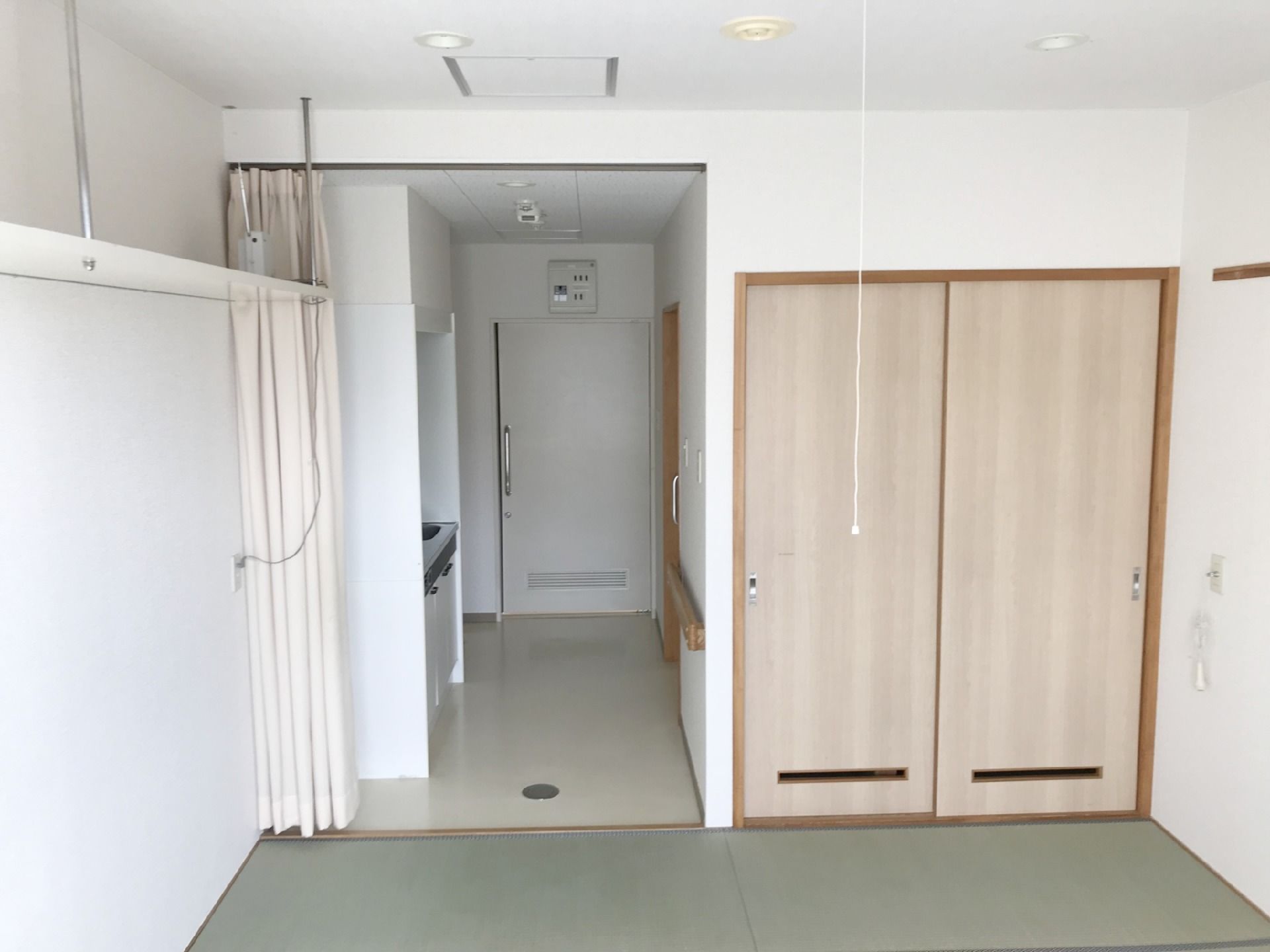 居室にはキッチンや収納が付き、畳敷きの本格的な和室が用意されている。