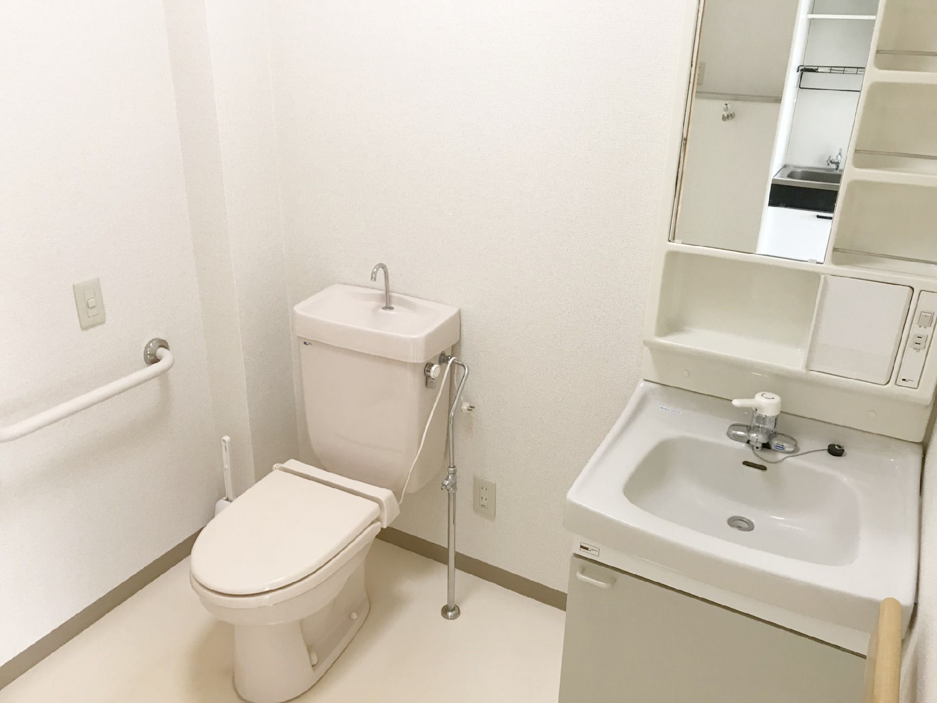 トイレには手すりと洗面所が設置され、介助が必要な方のためにスペースにもゆとりがある。