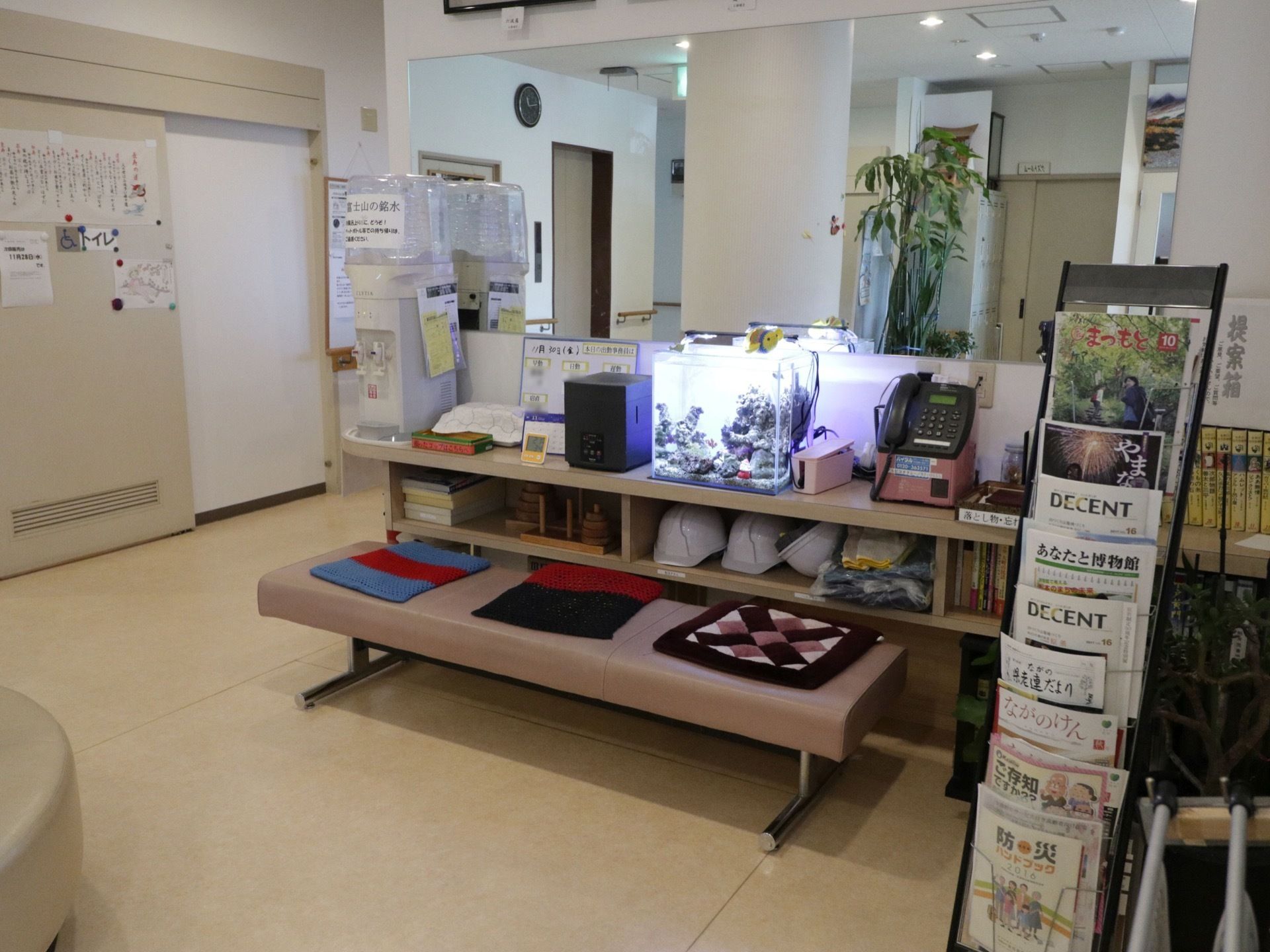 廊下にはカウンターがあり、ウォーターサーバーや公衆電話が置かれている。ベンチもあるので、座ることができる。