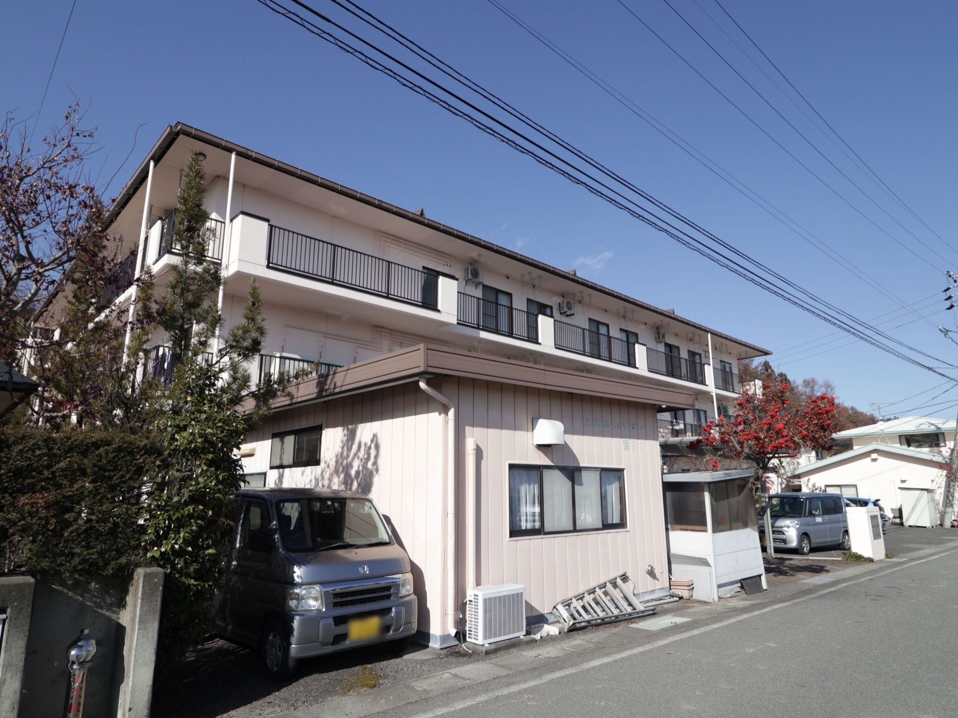 施設の周りには木々が植えられており、自然に触れながら過ごすことができる環境である。駐車スペースを完備している。
