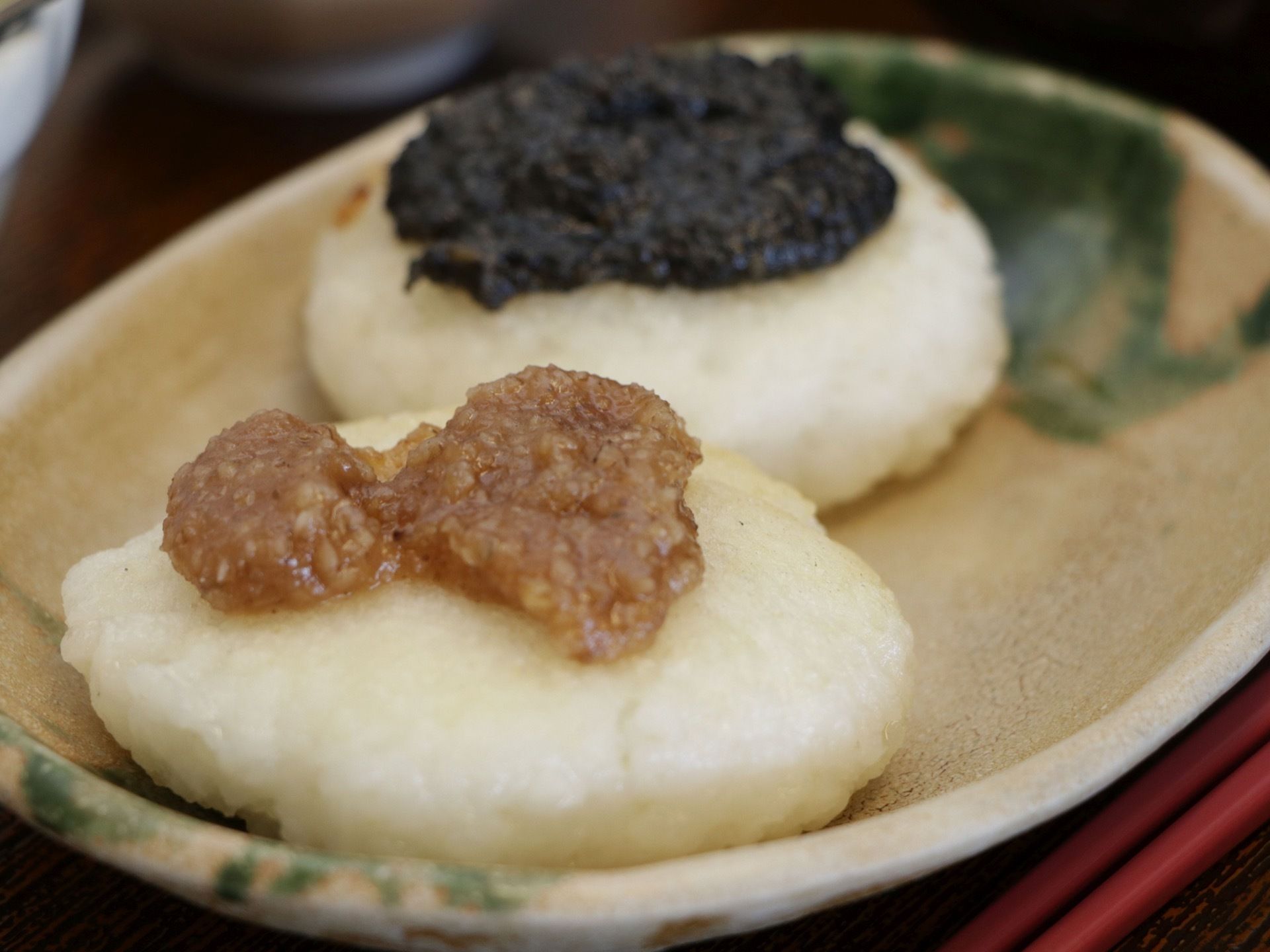 ご飯を団子のようにして、食べやすくしたメニューになっている。ボリュームがあり、２つの味を楽しむことができる。