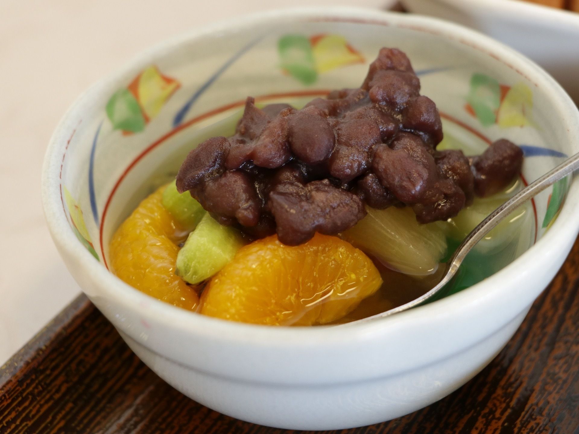 お食事には、デザートがつくことがある。洋風、和風どちらも出る。あんみつには、フルーツが数種類入った手作りの味である。