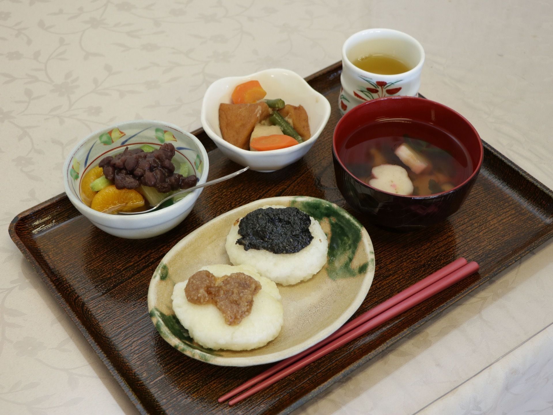 食事はトレーに乗せて１人ずつに提供している。箸をはじめデザートにはスプーンを添えており、食べやすくなっている。