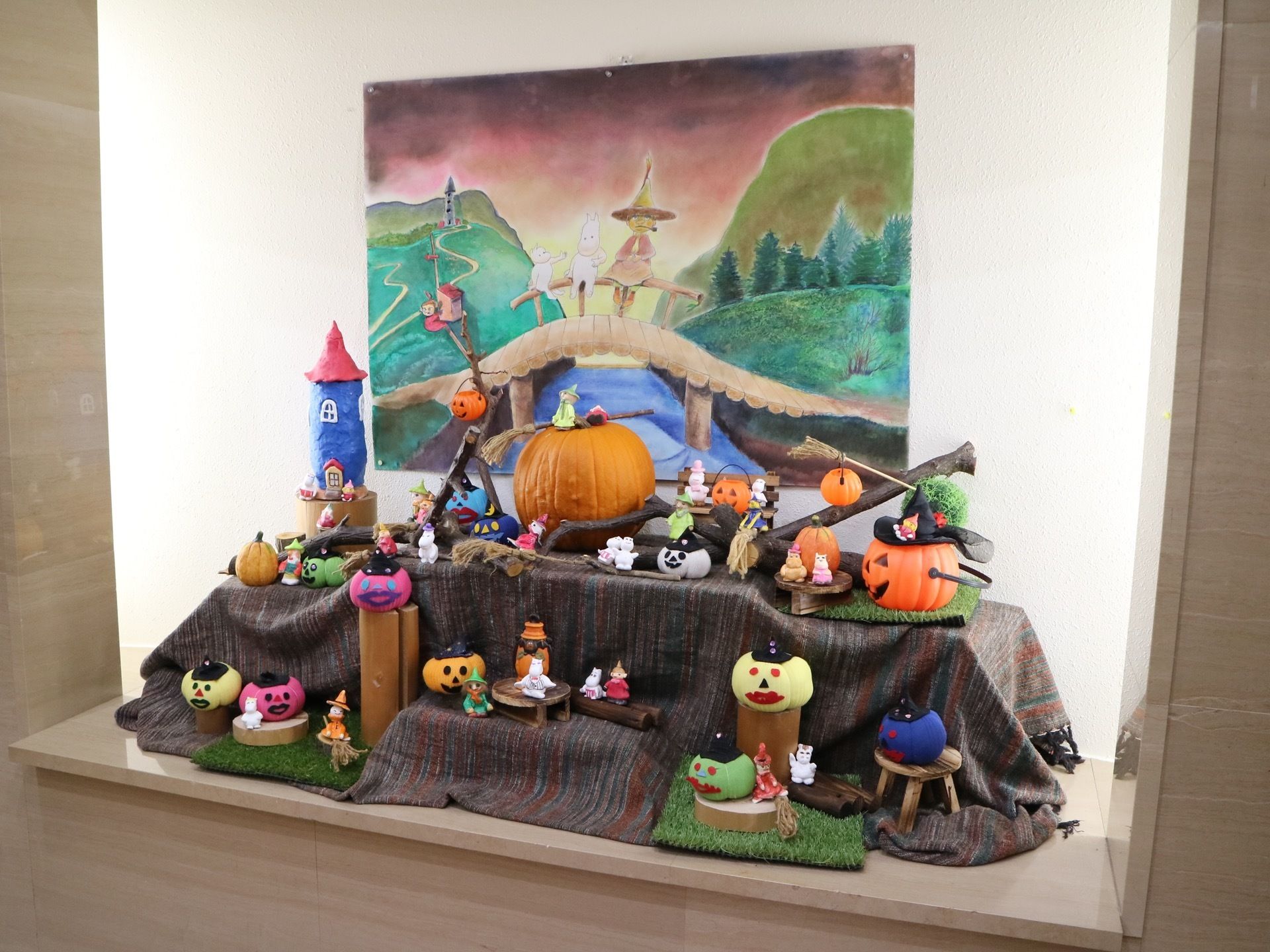 ハロウイーンの季節のレイアウトがされている。かぼちゃのおばけ、アニメキャラクターの絵やフィギュアが飾られている。