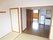 畳敷きの和室とフローリングの部屋が続いていて、キッチンや冷蔵庫もある。