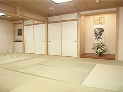 畳が敷かれた広い和室には押し入れタイプの収納スペースもある。