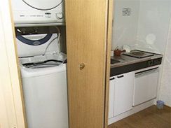キッチンの横には洗濯機が置かれている。