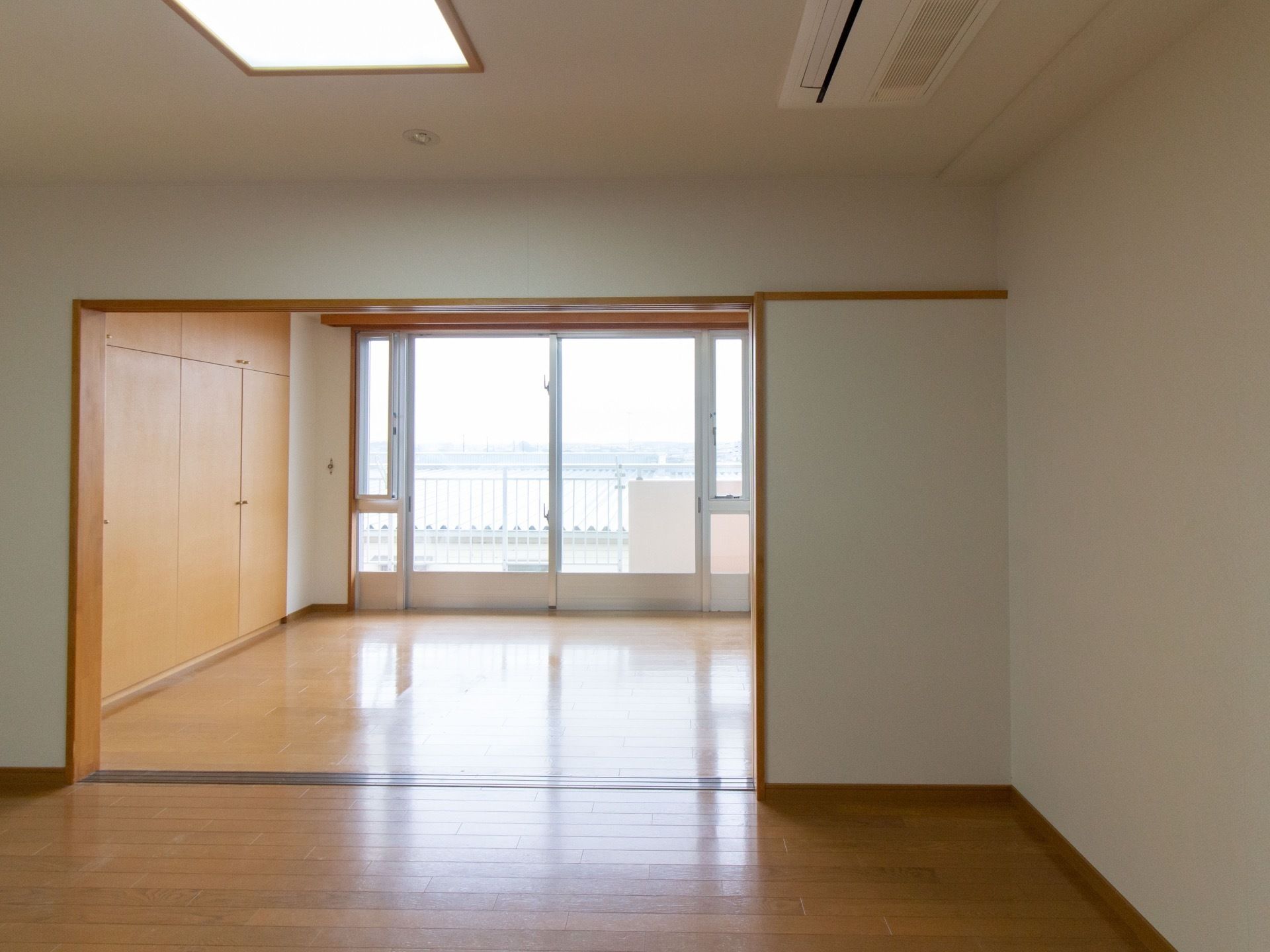 お部屋はフローリングの床で、段差などない。大きなベランダ窓があり明るく、外の景色が見えて開放的である。