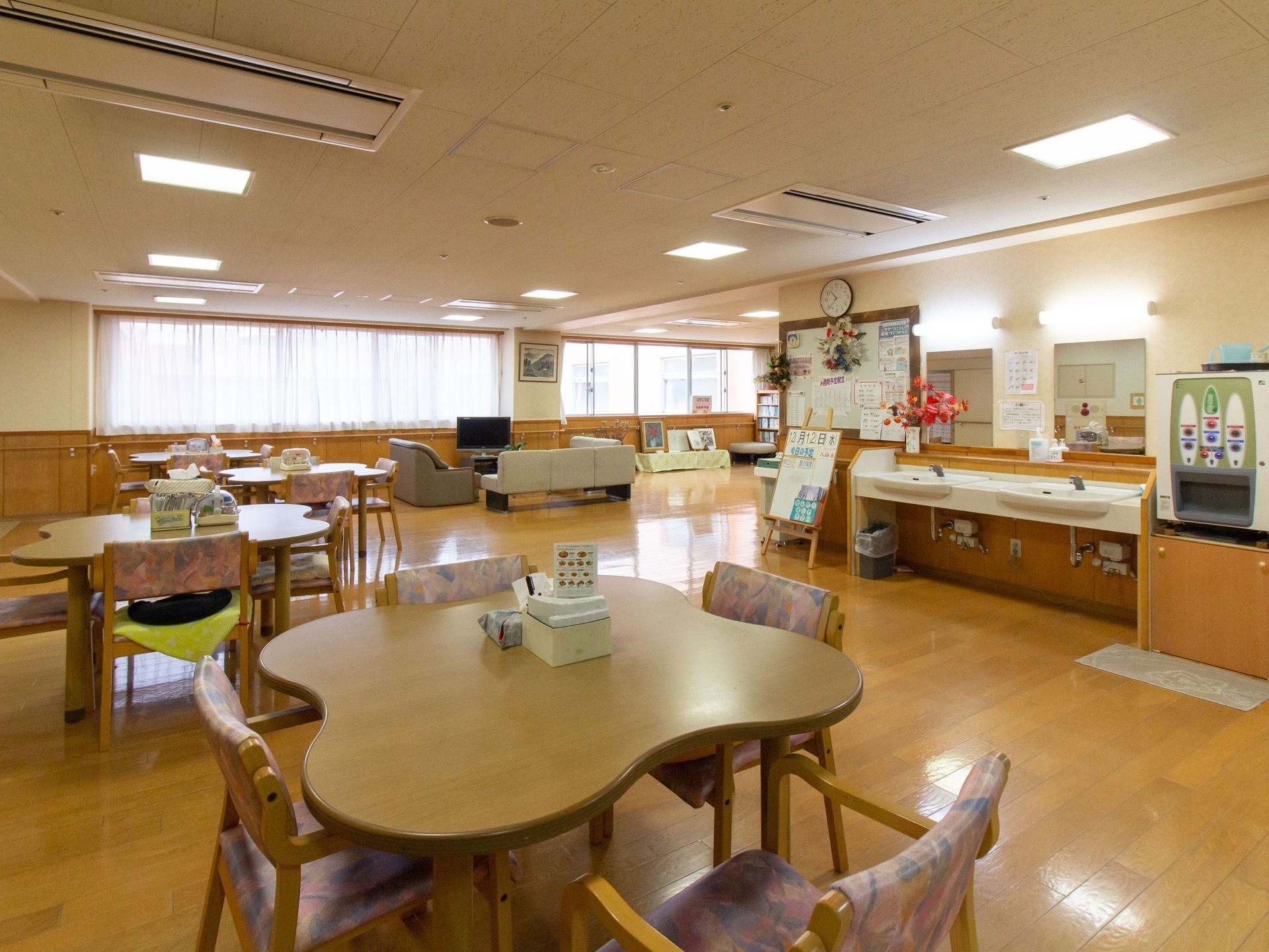 食度のテーブルは変形デザインで、椅子も華やかな物が置かれている。洗面台は2個所あり、混雑せず手洗いができる。