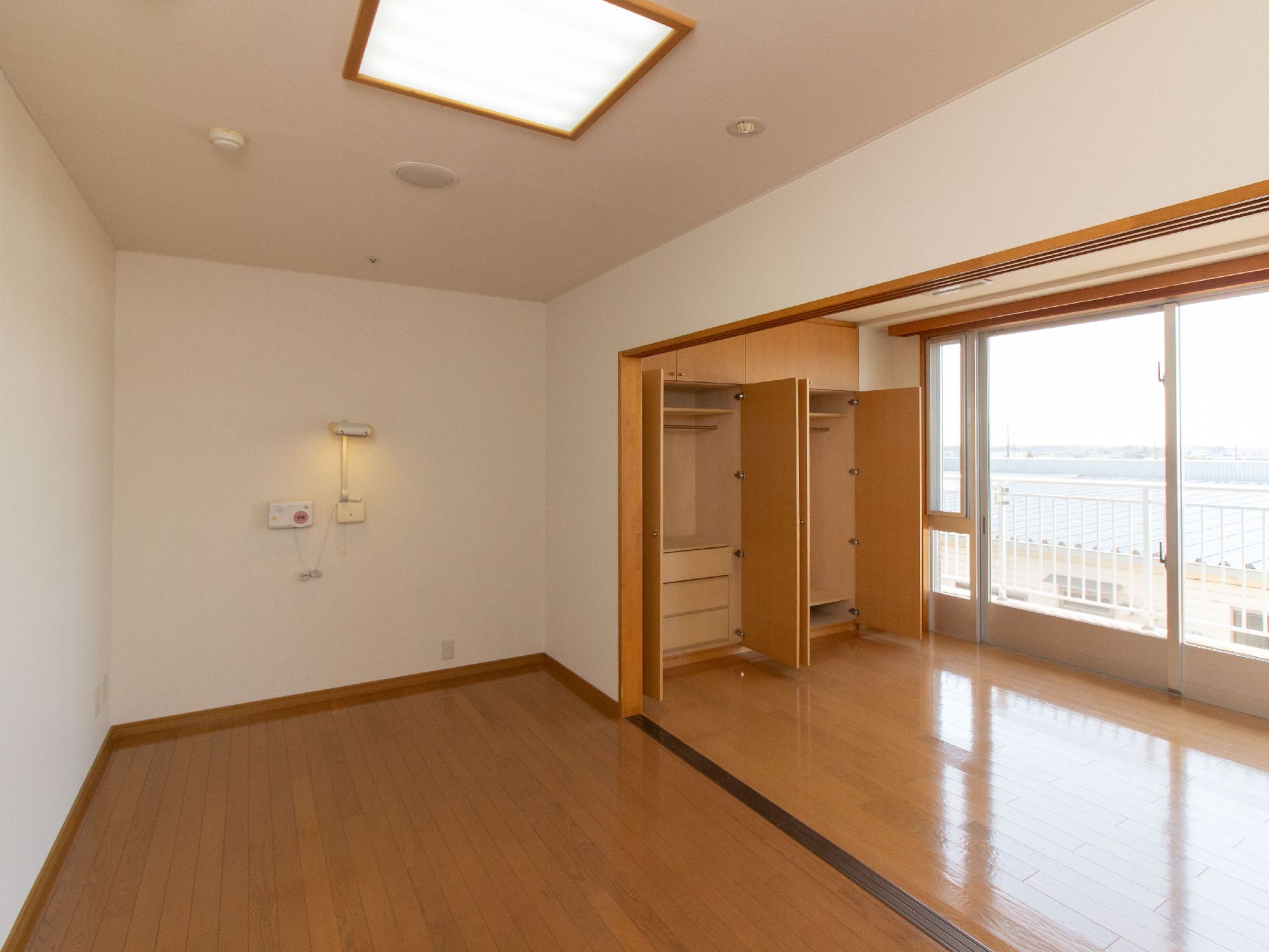 ２つの部屋がつながっていて、窓際に収納スペースがある居室