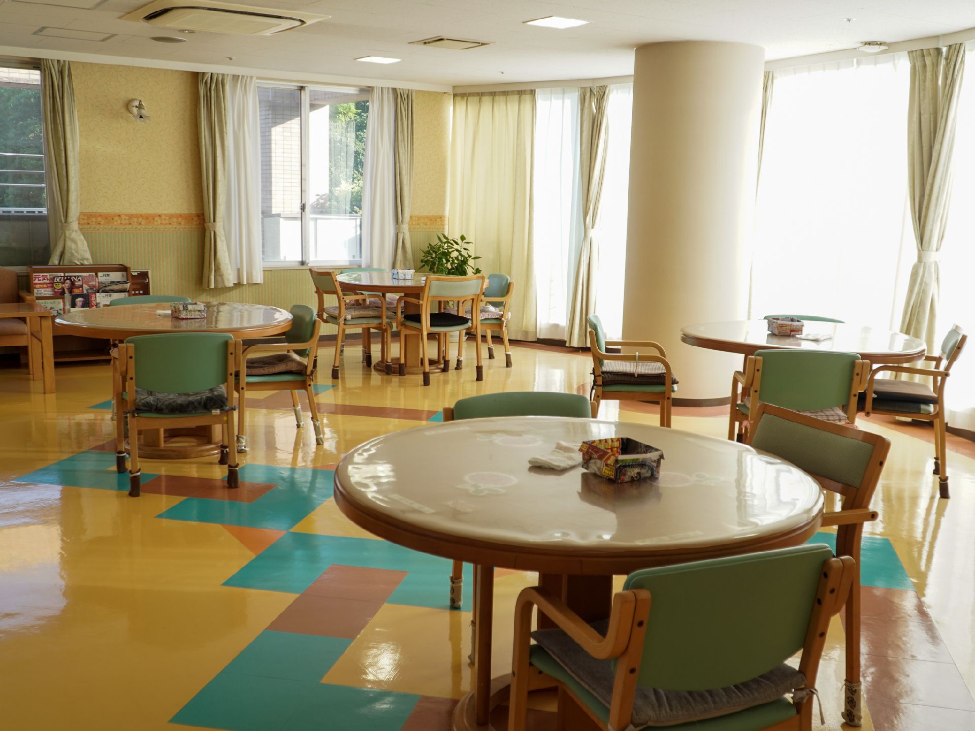 大きな窓があり日が差し込む部屋