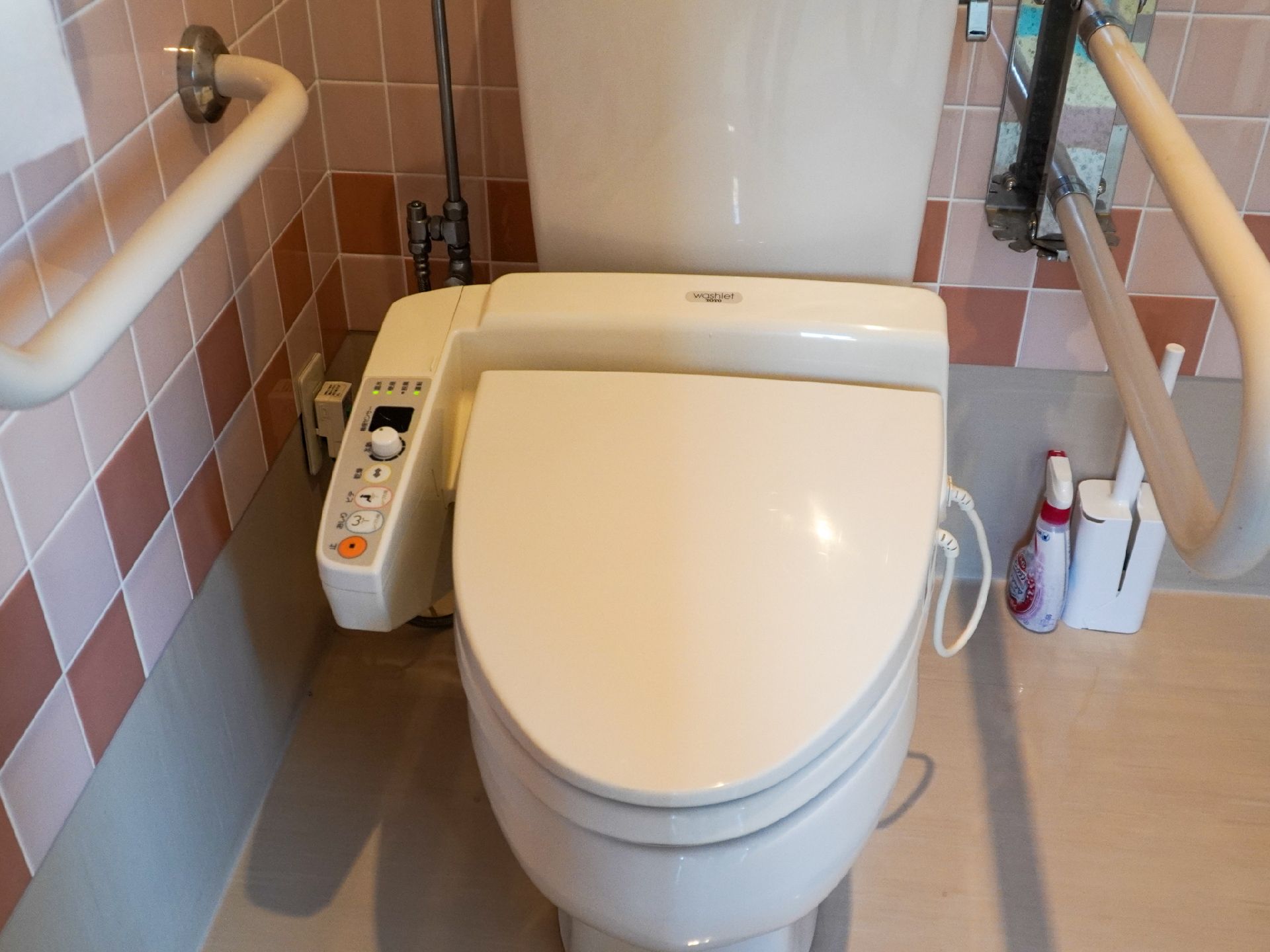 便器の蓋が閉まっている白いトイレ