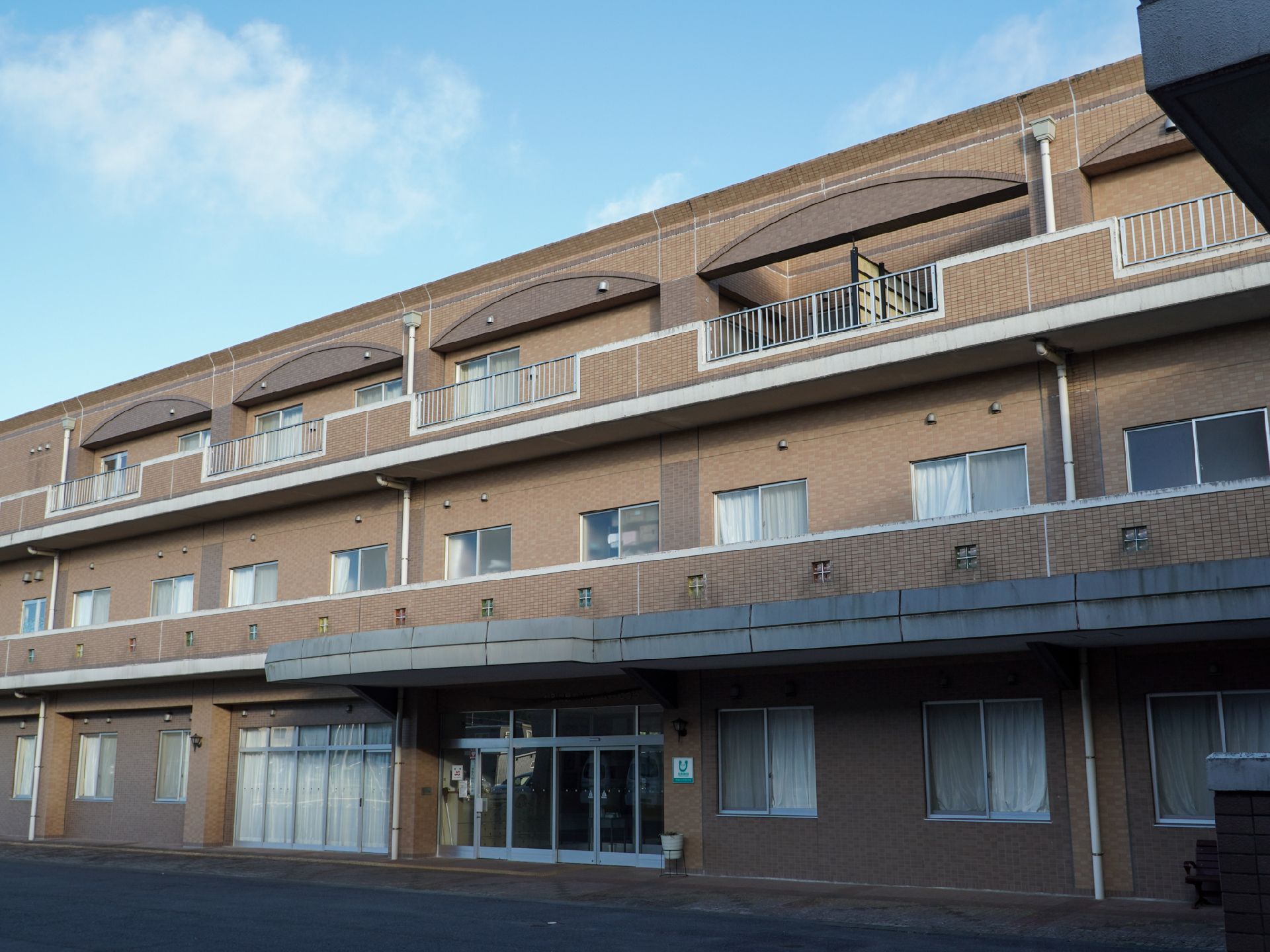 茶色で３階建ての建物