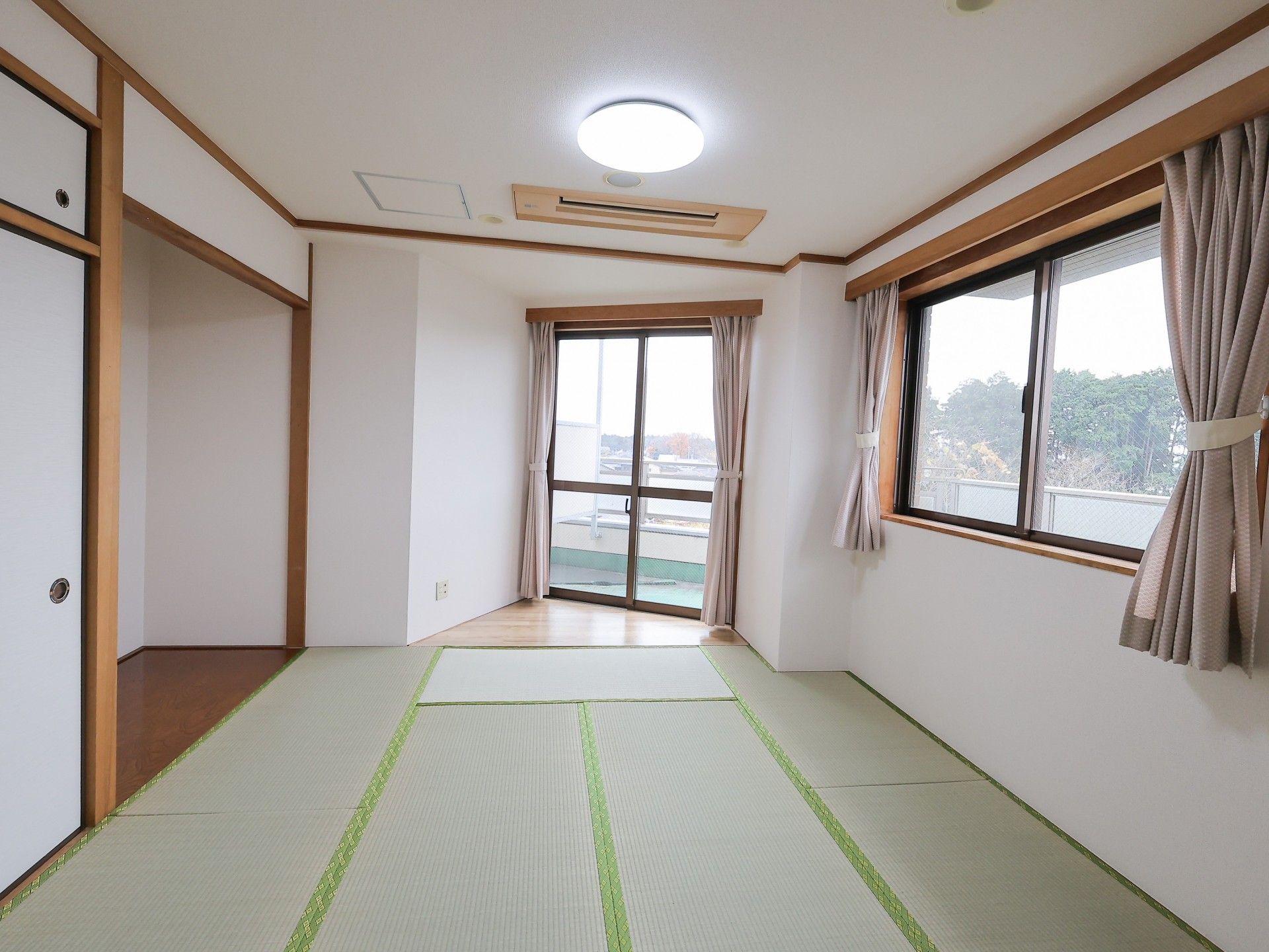 広々した明るい居室