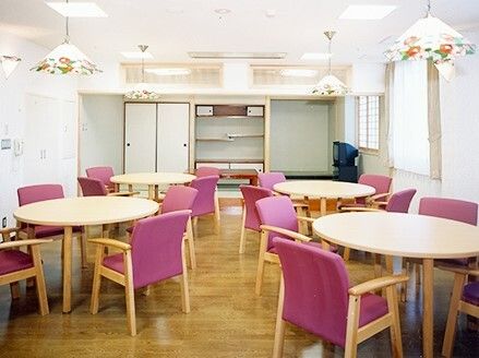 円形のテーブルが複数置かれた食堂には和室スペースもあり、好きな場所でくつろぐことができる。