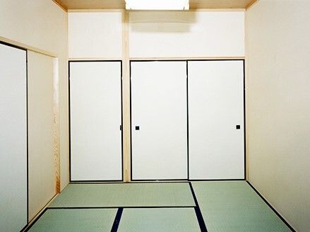 押入れスペースが付いた和室の部屋には畳が敷かれ、家具などが置かれていない。