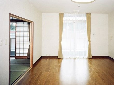 大きな窓が付いたフローリングのスペースが右側に、障子が設置された畳敷きの和室が左側にある。