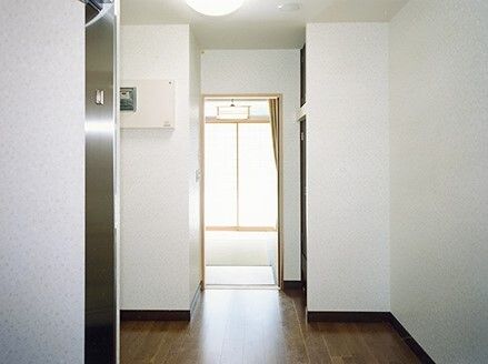 畳敷きの和室が一番奥にあり、和風の照明が付いている。手前にはフローリングの廊下が続いている。