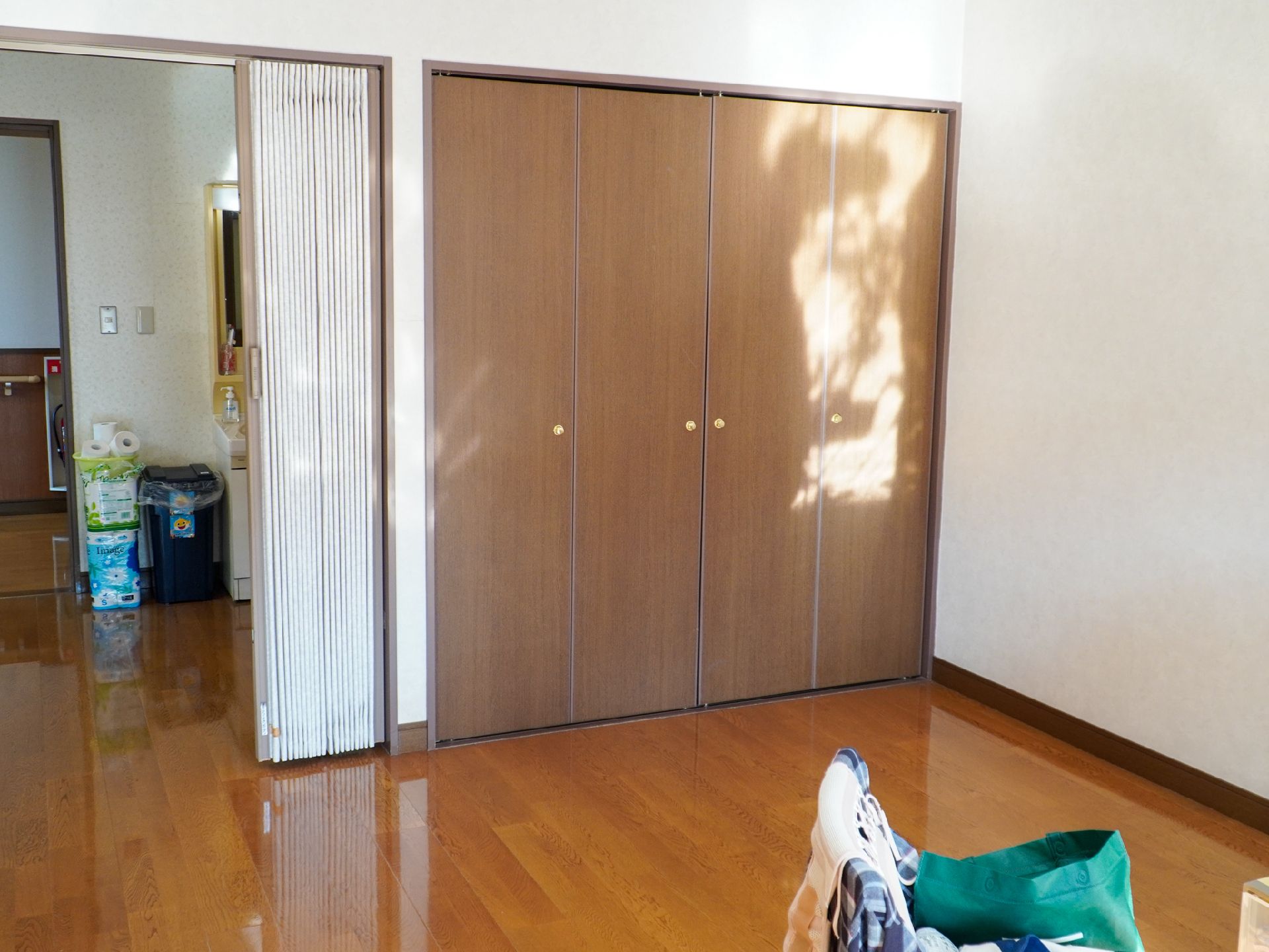 大きなクローゼットのある居室
