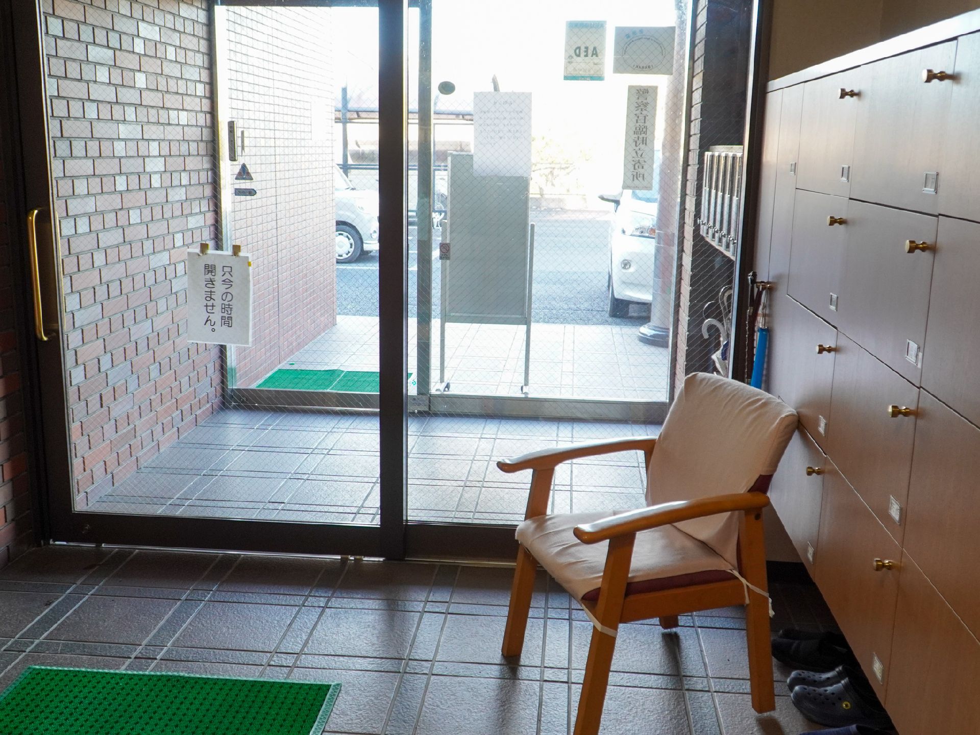 円形のダイニングテーブルが複数置かれた食堂の奥には和室もあり、テレビなどが置かれている。