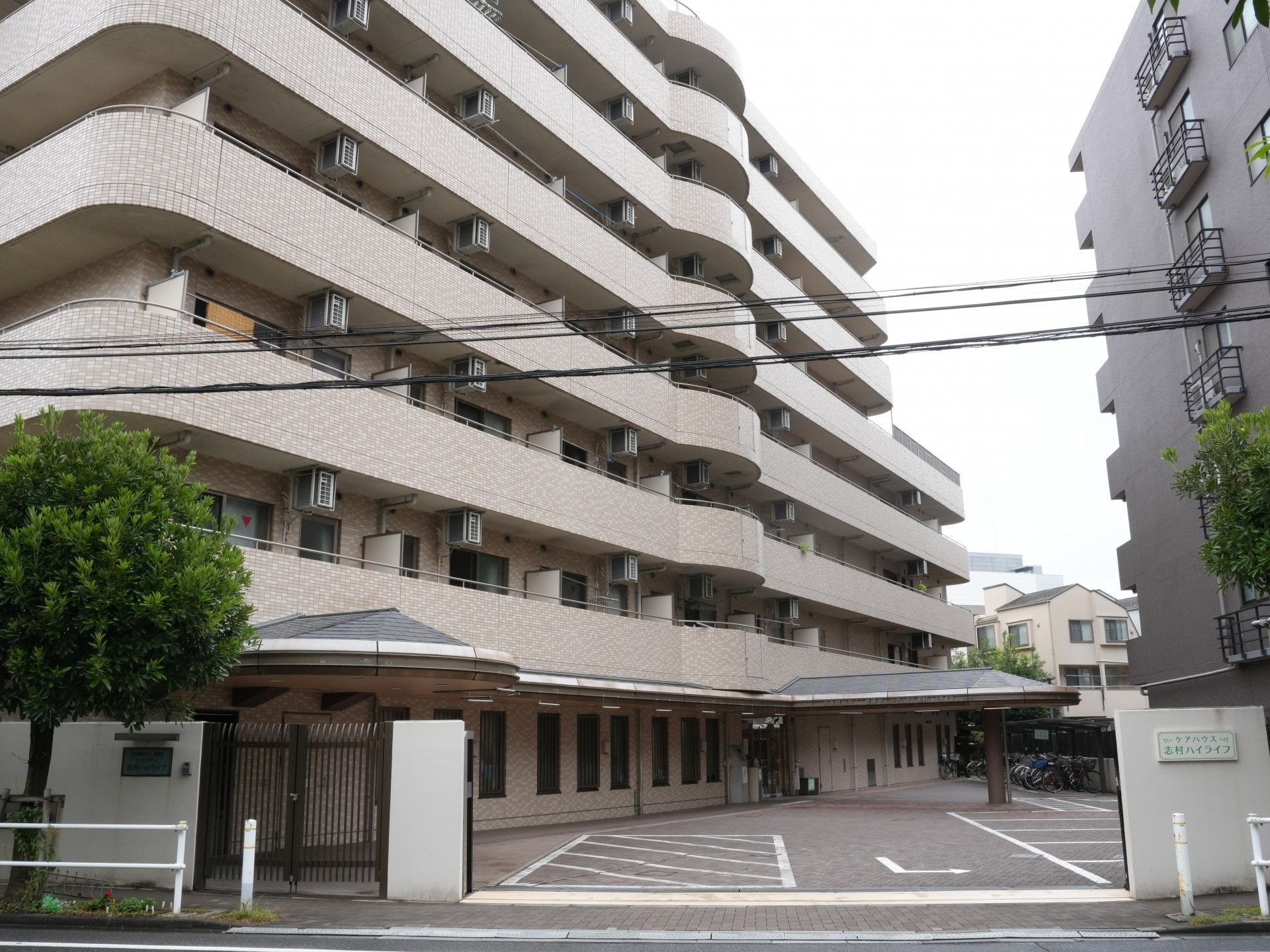 7階建ての外観