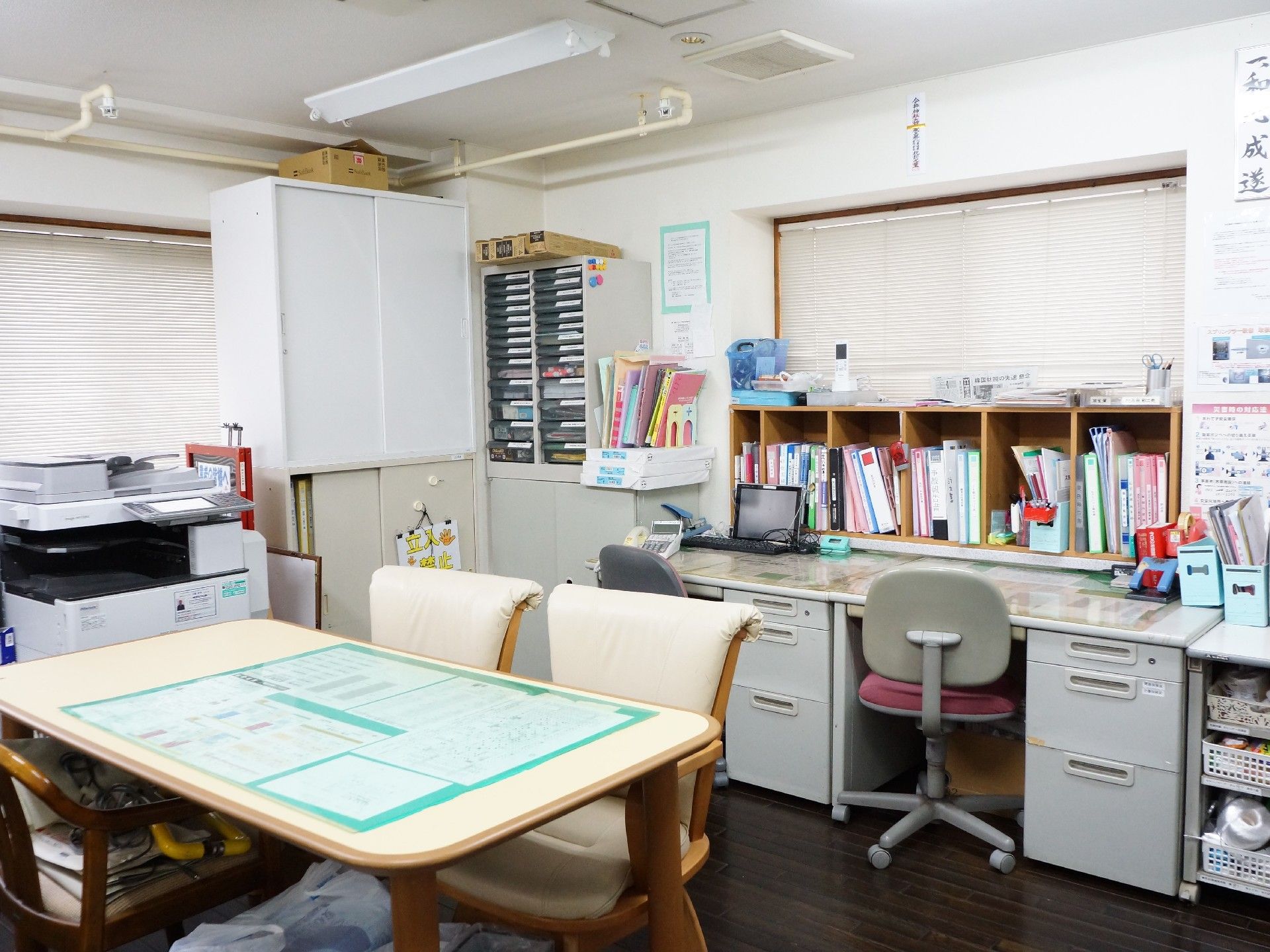 きれいに整えられた事務室。面会用のテーブルセットも設置してある。