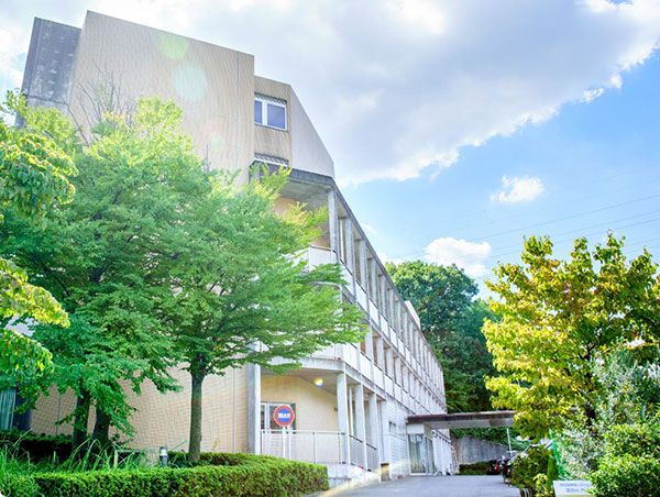 緑豊かな建物外観