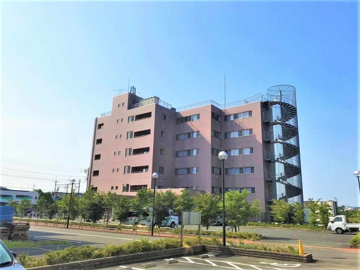 鉄骨造のマンションのような外観のケアハウス。周辺に広めの公演があり、自然豊かな感じがわかる写真