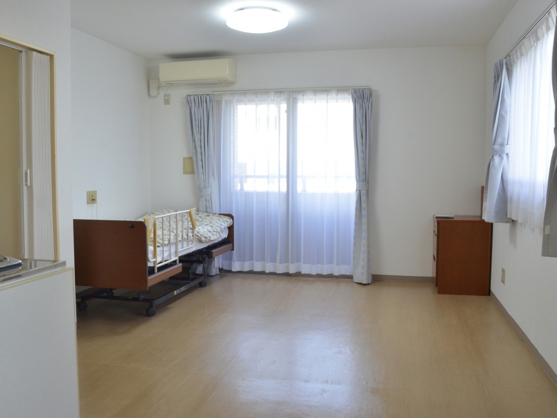 手を叩きレクリエーションを楽しむ高齢女性と女性スタッフ