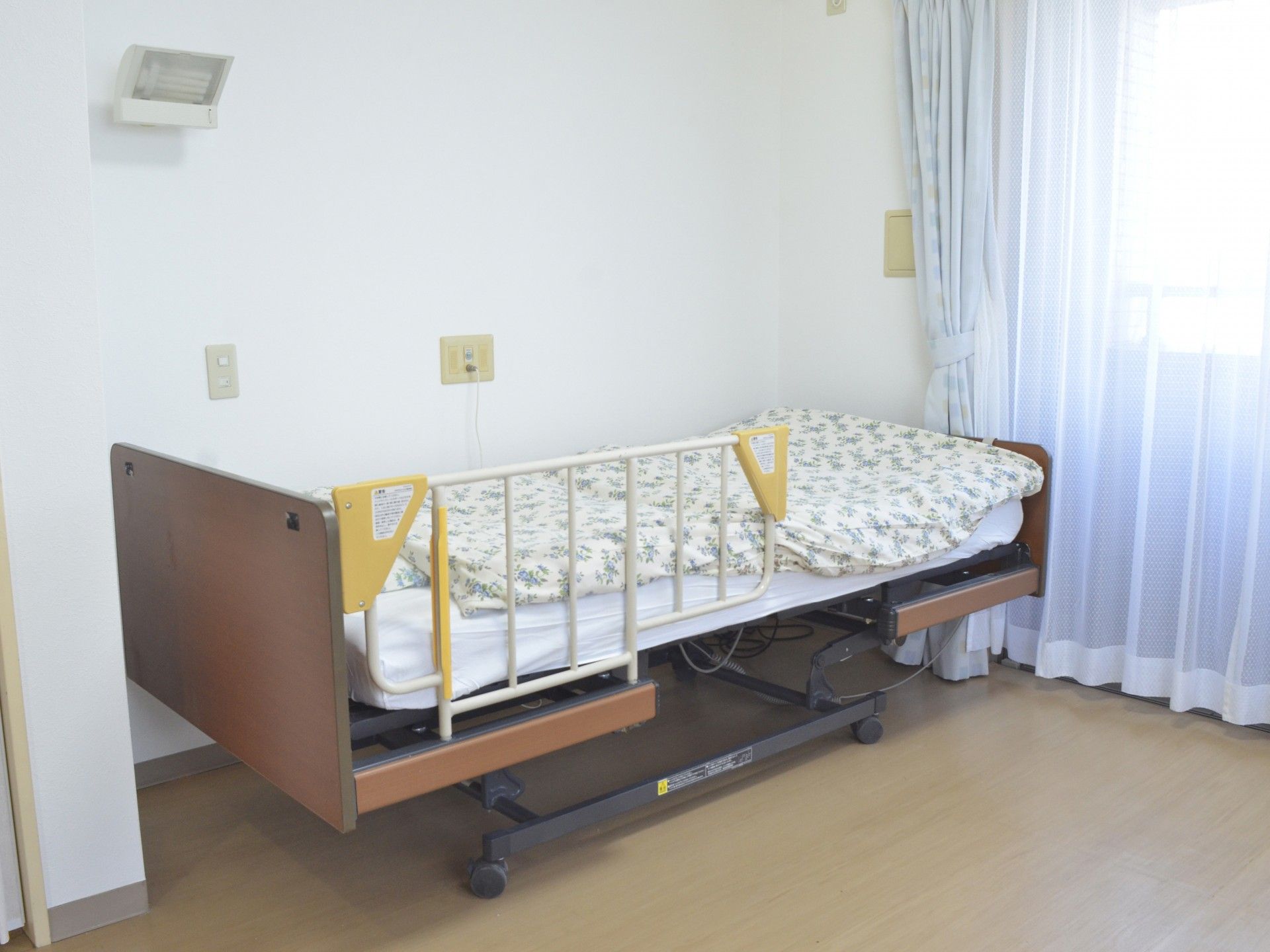 ベッドと窓のある部屋