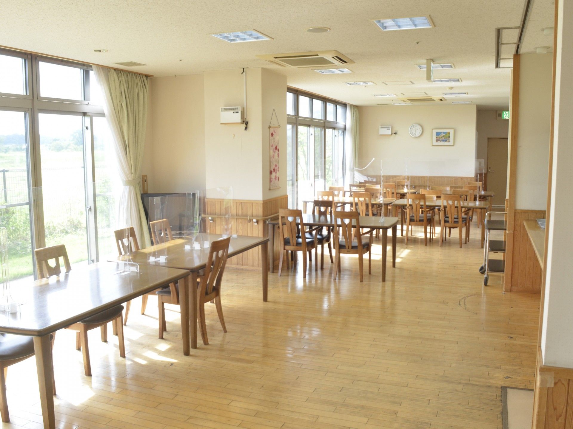 日差しが差し込む食堂