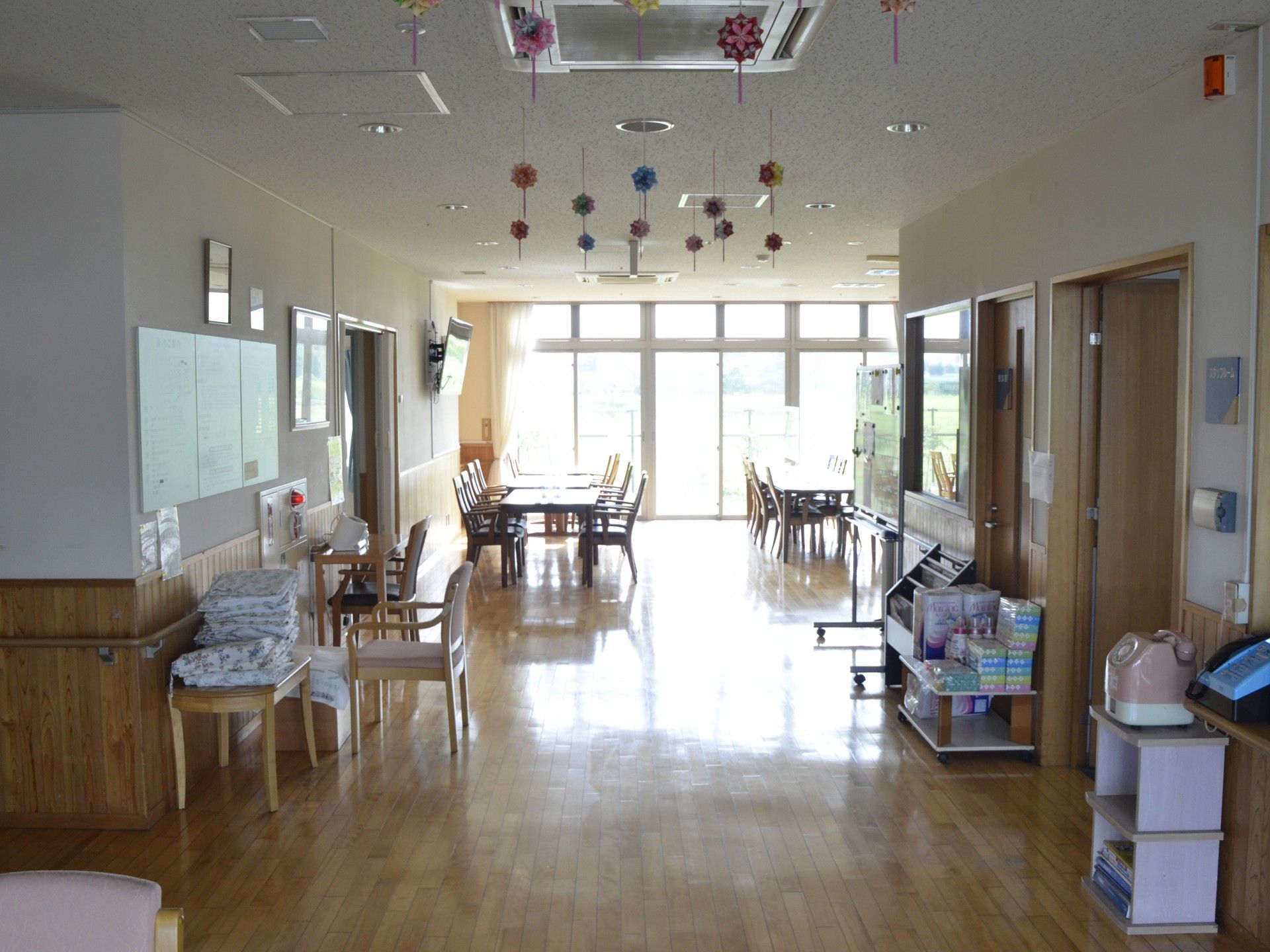 明るい廊下と食堂