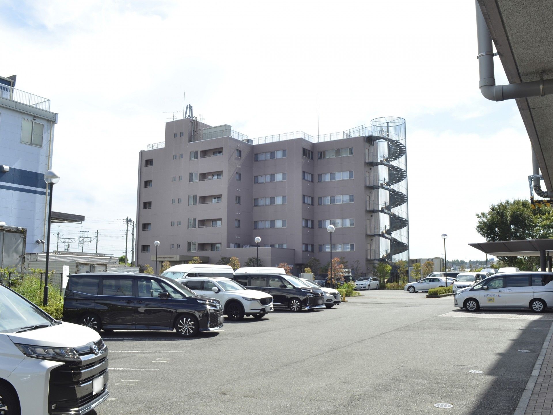 広い駐車場と建物