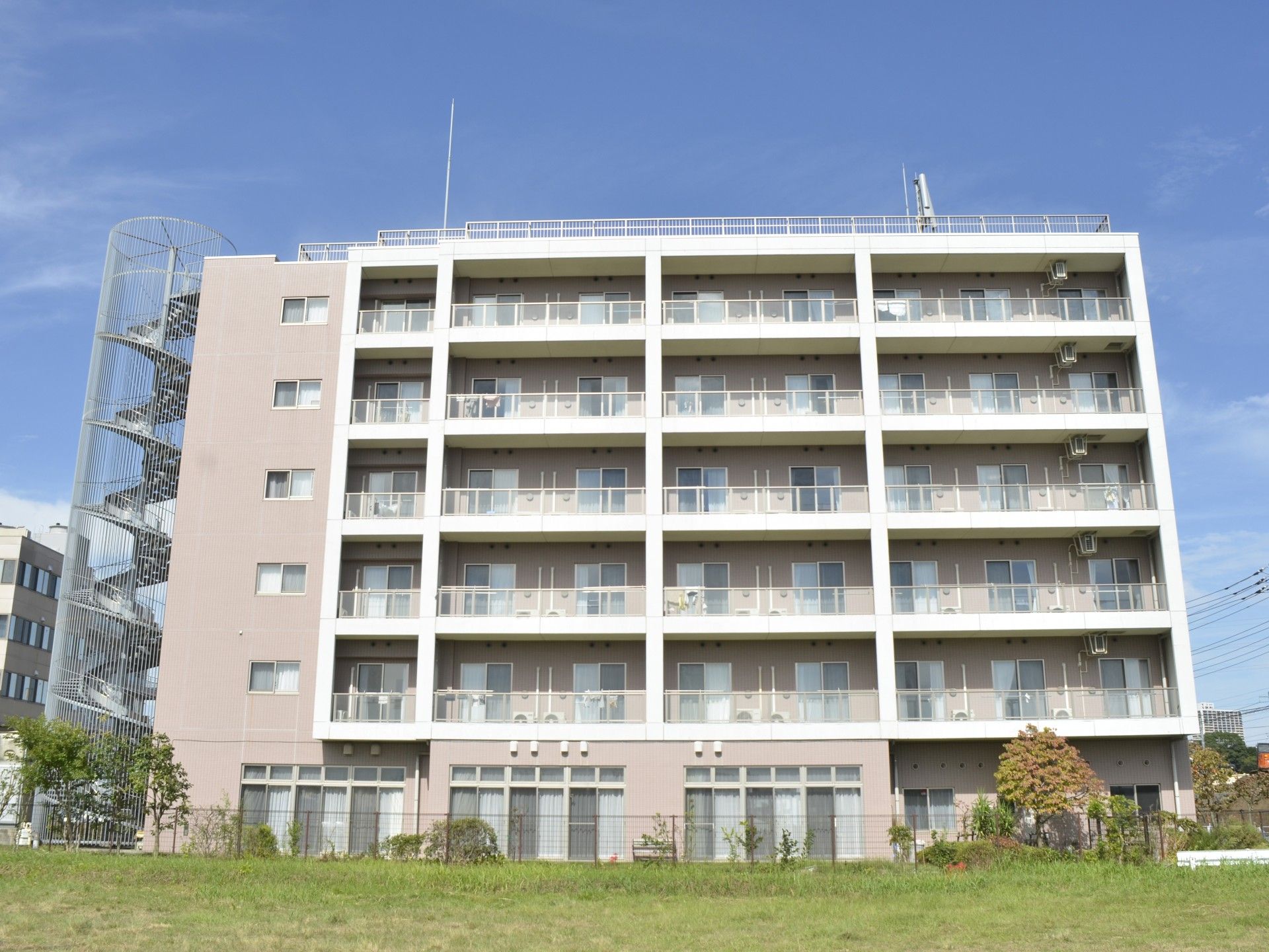 車椅子に乗った高齢者を介助する男性ヘルパー