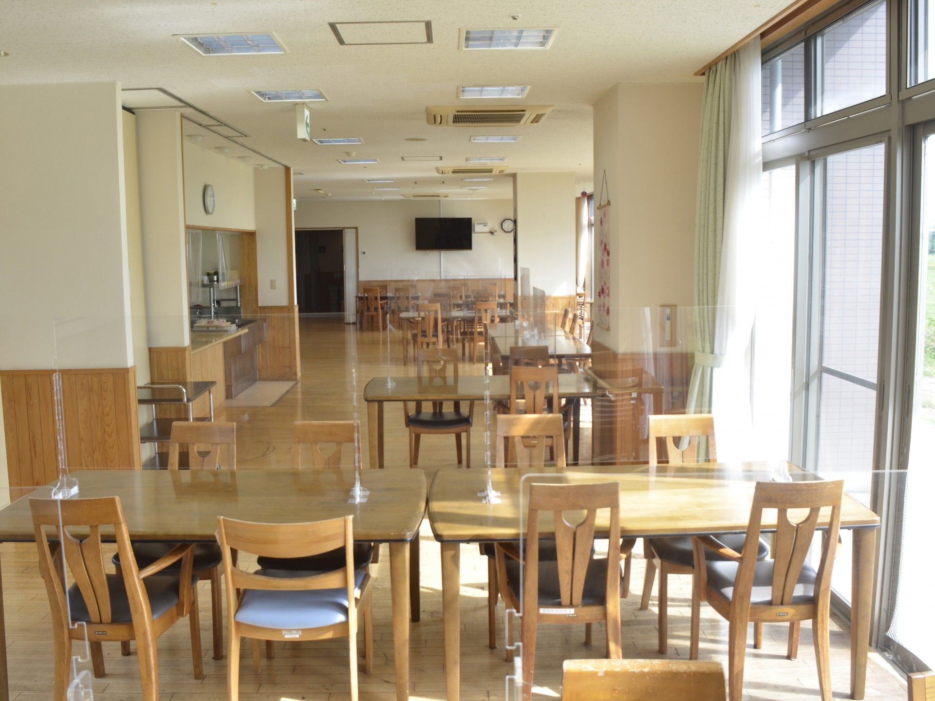 明るい食堂の様子